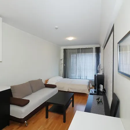 Center Joe Bee * Reval