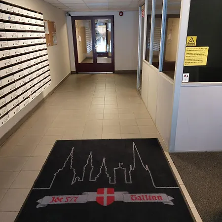 Center Joe Bee * Reval