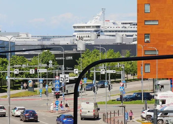 Center Joe Bee タリン